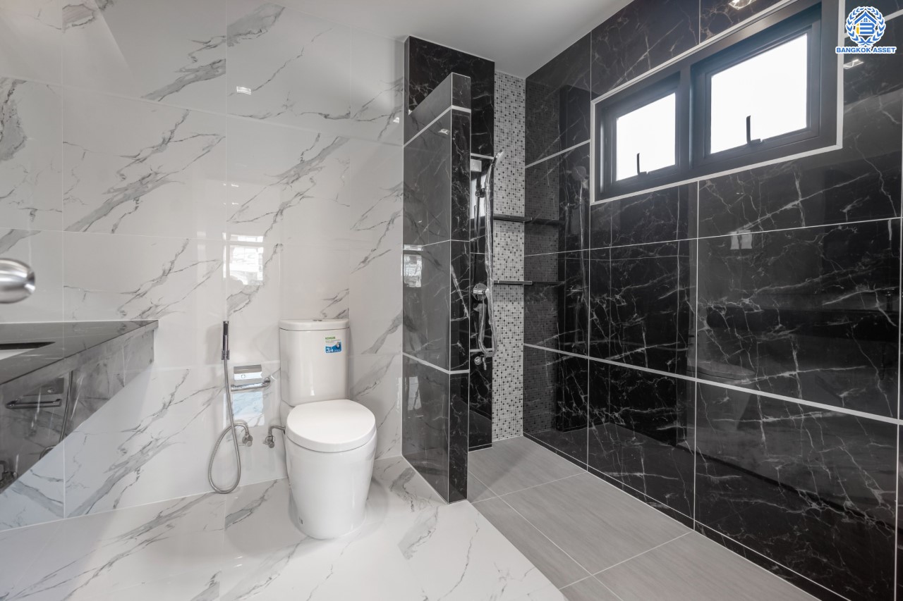 บ้านมือสองตกแต่งใหม่ ม.เมืองเอกประจิม พหลโยธิน87 ตกแต่งครบทุกฟังก์ชัน เนื้อที่ 200 ตร.ว. 3 ห้องนอน 5 ห้องน้ำ 1 ห้องรับรอง จอดรถได้ 3 คัน เชื่อมต่อทุกการเดินทาง ใกล้รถไฟฟ้าสายสีแดง "สถานีหลักหก"และทางด่วน "ศรีสมาน"